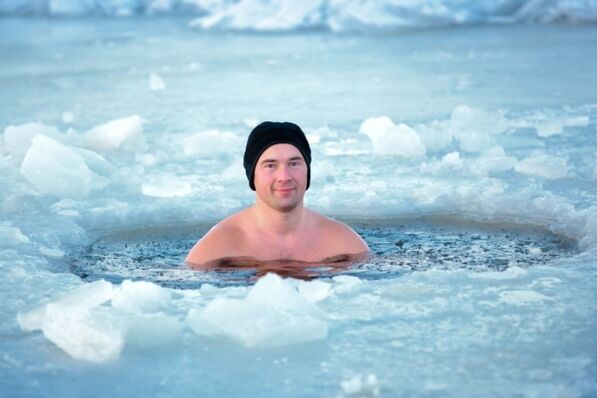 nager dans un trou de glace comme méthode de prévention de la prostatite